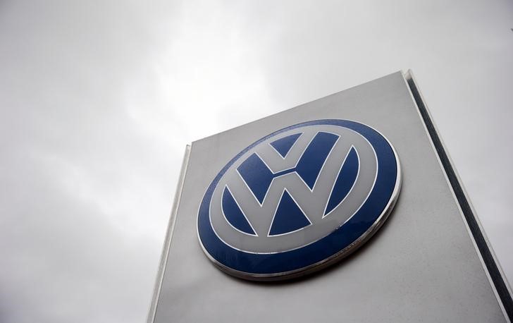 © Reuters. Logotipo da Volkswagen em concessionária em Londres.