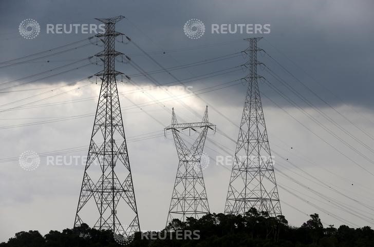 © Reuters. Linhas de transmissão de energia próximas à represa Billings, em Diadema.