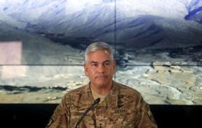 © Reuters. General John Campbell do Exército dos Estados Unidos, comandante das forças internacionais e dos EUA no Afeganistão, falando durante uma coletiva de imprensa.