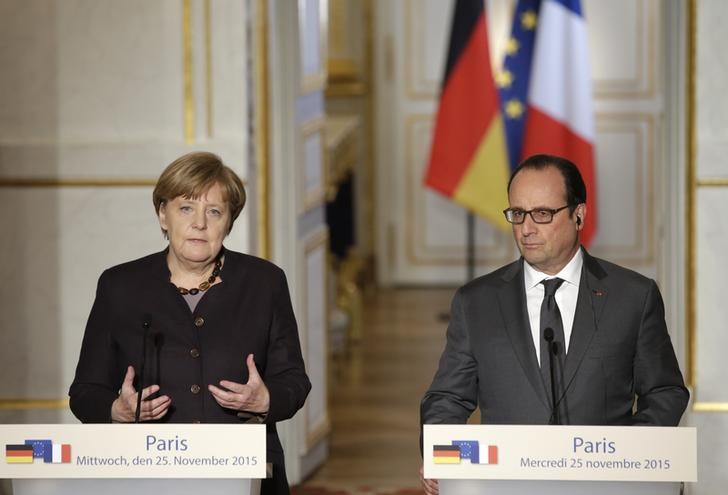 © Reuters. Chanceler alemã, Angela Merkel, e presidente francês, François Hollande, durante entrevista coletiva