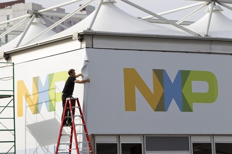 © Reuters. A man works on a tent for NXP Semiconductors in preparation for the 2015 International Consumer Electronics Show (CES) at Las Vegas Convention Center in Las Vegas