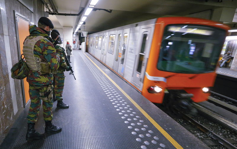 © Reuters. انتهاء الحملة الأمنية في بروكسل لكن الملاحقة مستمرة