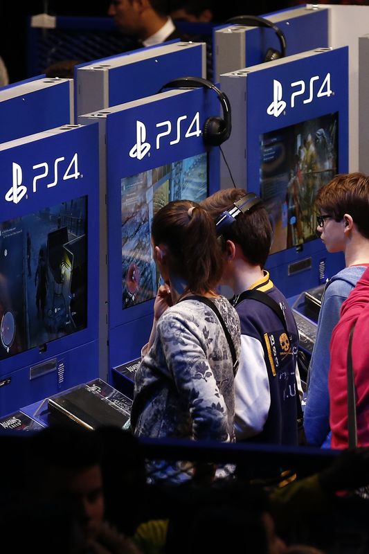 © Reuters. Visitantes jogam com o PlayStation 4 (PS4) na Paris Games Week, em Paris.  