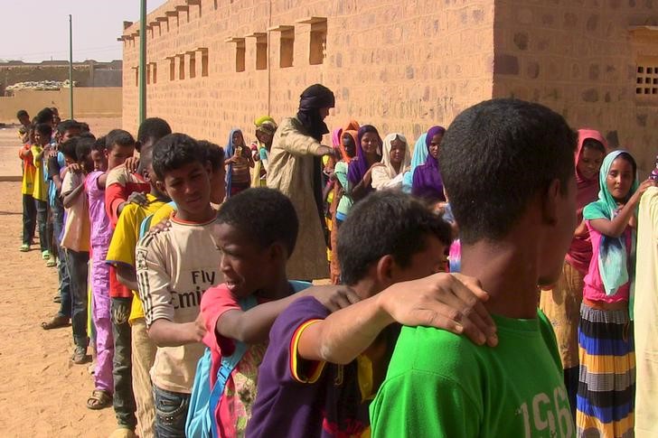 © Reuters. Crianças fazem fila antes do início da aula em Kidal, no Mali, em outubro