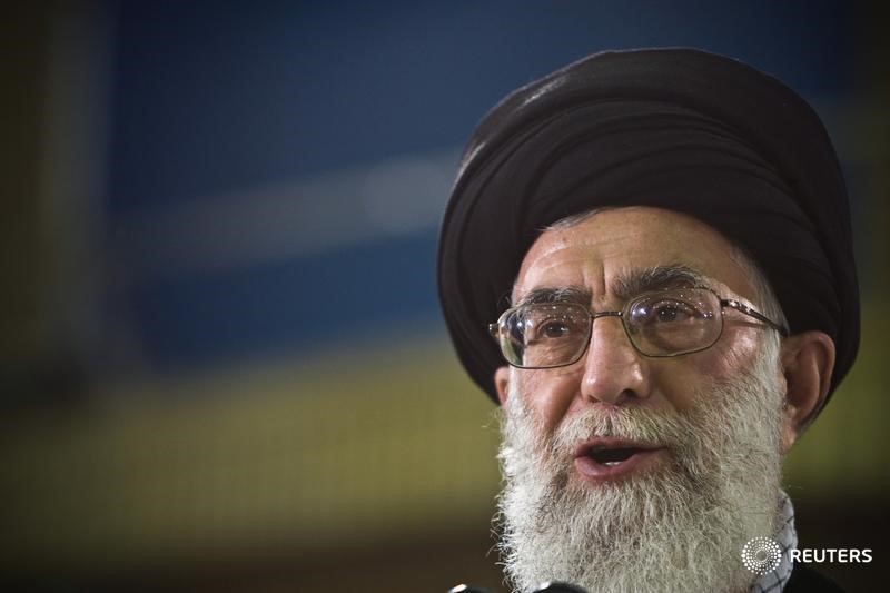 © Reuters. خامنئي:امريكا تستخدم الجنس والمال لإختراق ايران