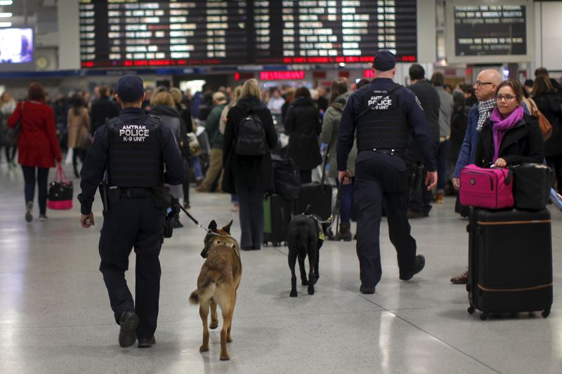 © Reuters. اغلاق بعض مداخل ومخارج محطة للحافلات في نيويورك بسبب "انشطة للشرطة"