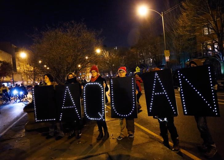 © Reuters. Demonstrators hold signs bearing the name of Laquan McDonald during protests in Chicago