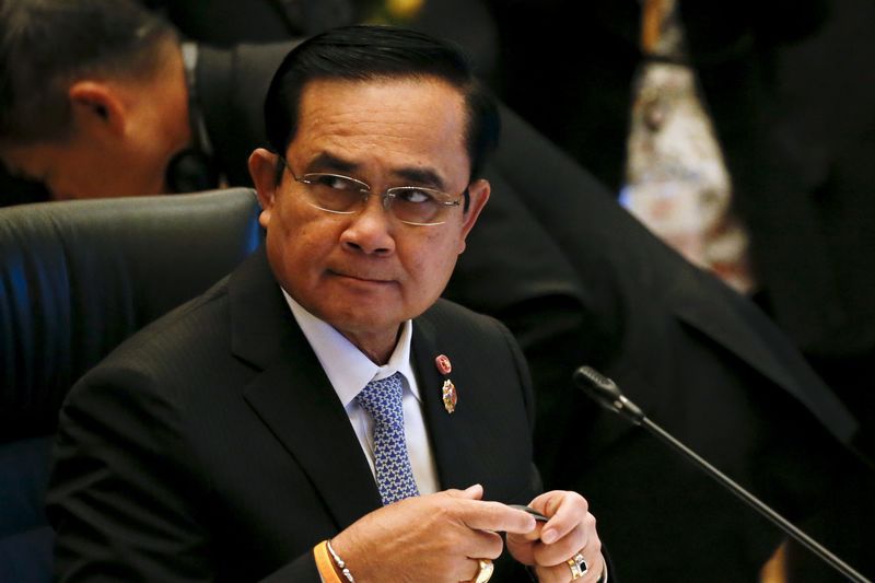 © Reuters. Thailand's PM Prayuth attends the plenary session of leaders at the 27th ASEAN summit in Kuala Lumpur