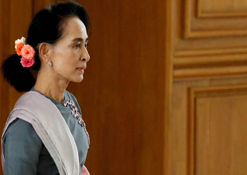 © Reuters. NLD party leader Aung San Suu Kyi arrives for Myanmar's first parliament meeting after the November 8 general elections, at the Lower House of Parliament in Naypyitaw