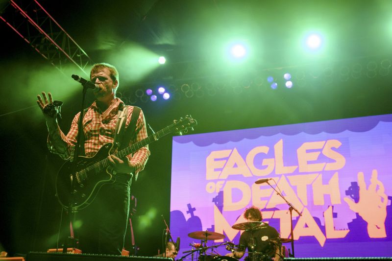 © Reuters. LE GROUPE EAGLES OF DEATH METAL TÉMOIGNE POUR LA PREMIÈRE FOIS