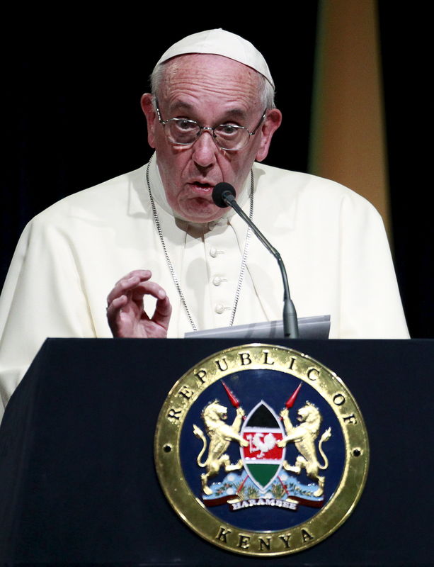 © Reuters. البابا في أفريقيا: الحوار ضروري لتفادي العنف باسم الله