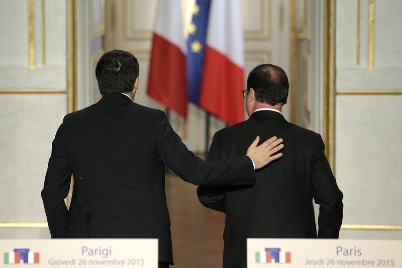 © Reuters. Il presidente francese Francois Hollande (a destra) con il premier Matteo Renzi oggi a Parigi 