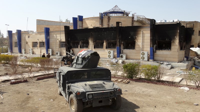 © Reuters. A military vehicle of the Iraqi security forces is pictured near the University of Anbar, in Anbar province