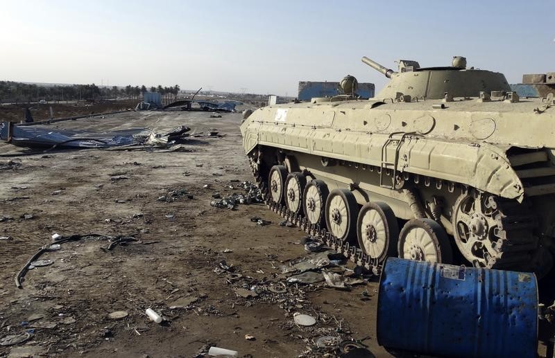 © Reuters. القوات العراقية تقطع آخر خط إمداد للدولة الإسلامية إلى الرمادي