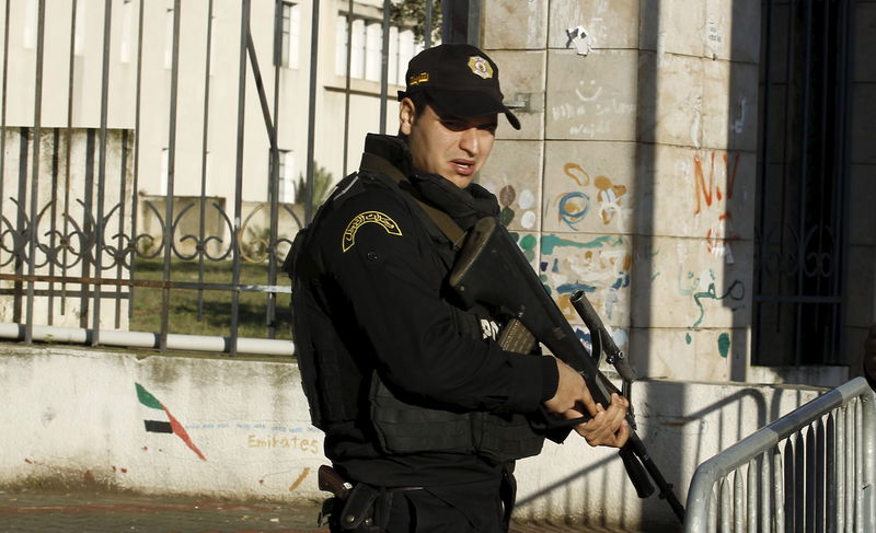 © Reuters. تونس تعلن تحديد هوية الانتحاري مفجر الحافلة واعتقال 30 شخصا
