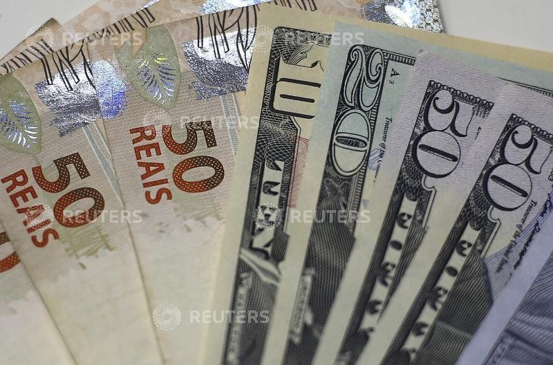 © Reuters. Notas de dólar e real vistas em casa de câmbio no Rio de Janeiro