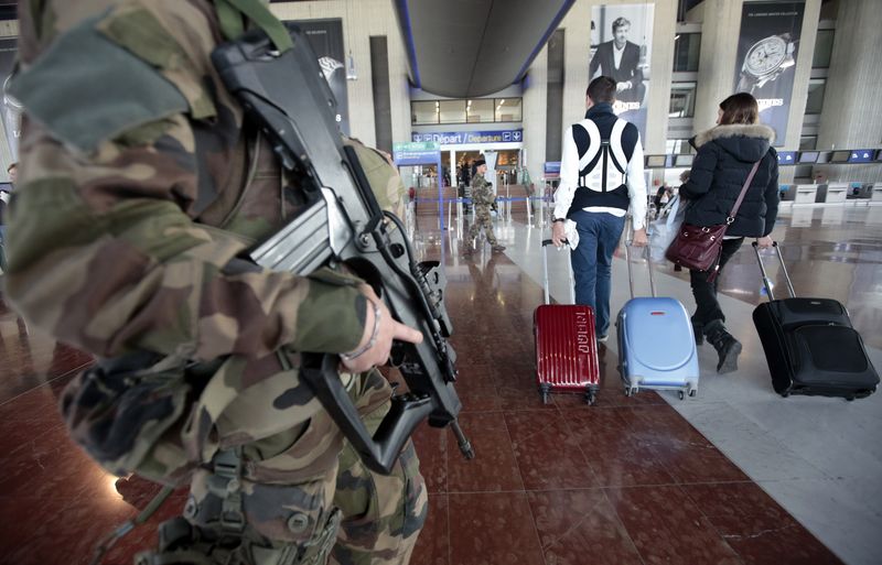 © Reuters. مقابلة-انخفاض حركة السفر بمطارات باريس بعد الهجمات وتشديد الأمن