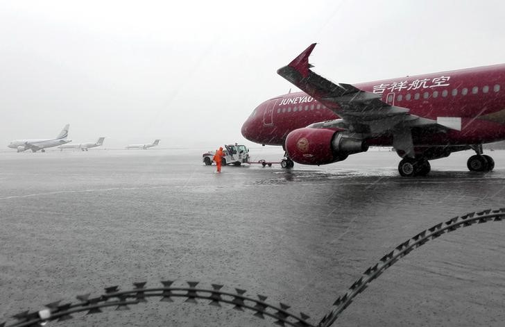© Reuters. Самолеты в Шанхайском международном аэропорту Хунцяо