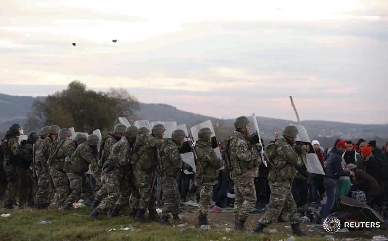 © Reuters. مهاجرون يقتحمون سياجا حدوديا ويحاولون دخول مقدونيا