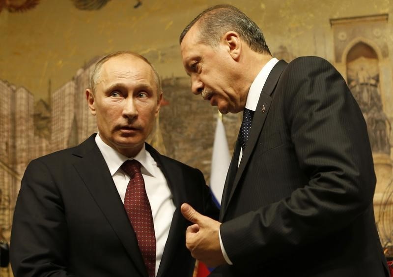 © Reuters. Президент России Владимир Путин и премьер-министр Турции Тайип Эрдоган беседуют после пресс-конференции в Стамбуле