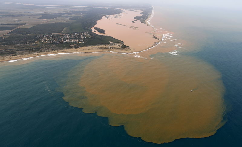 © Reuters. An aerial view of the Rio Doce, which was flooded with mud after a dam owned by Vale SA and BHP Billiton Ltd burst, at an area where the river joins the sea on the coast of Espirito Santo in Regencia Village