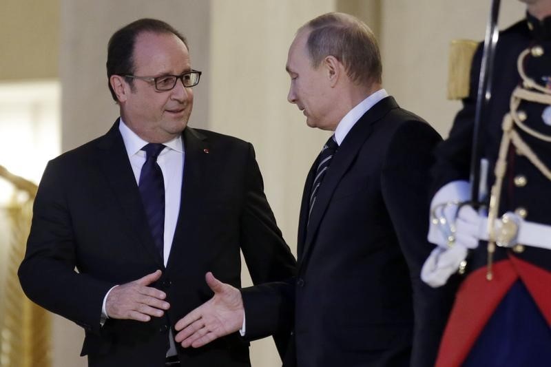 © Reuters. بوتين يبلغ أولوند استعداده للتعاون مع فرنسا ضد "العدو المشترك"