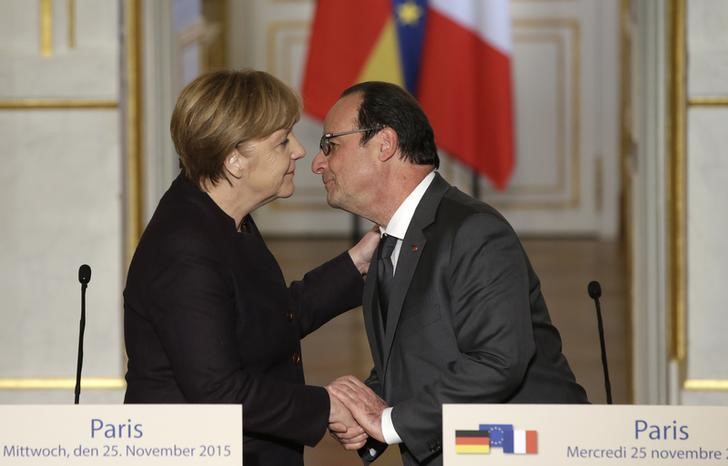 © Reuters. Il presidente francese Francois Hollande e la cancelliera tedesca Angela Merkel all'Eliseo