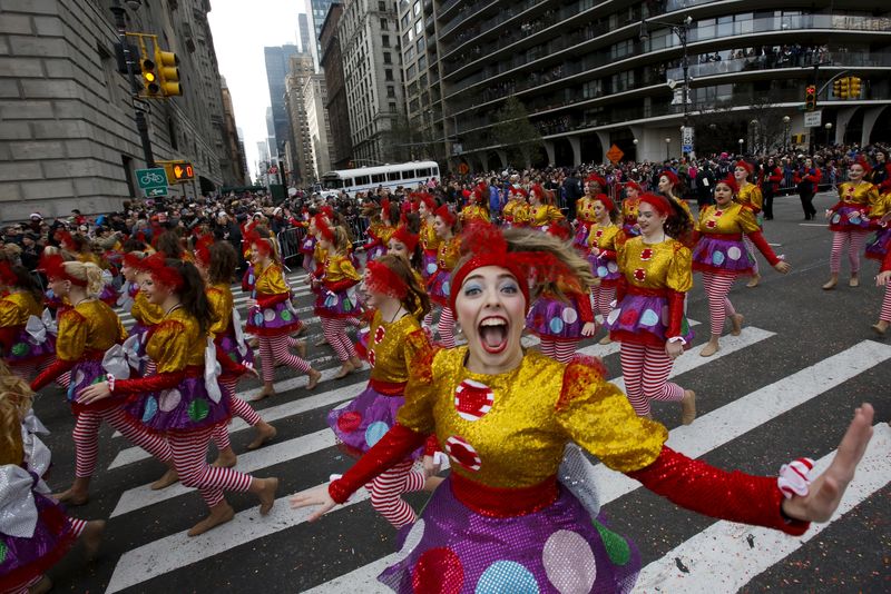 © Reuters. حشود تتدفق لمشاهدة استعراض عيد الشكر في نيويورك وسط تشديد أمني