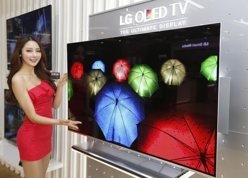 © Reuters. A model poses next to LG Electronics' OLED television in Seoul