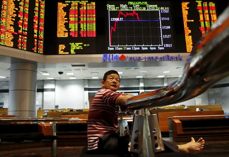 © Reuters. An investor monitors share market prices in Kuala Lumpur, Malaysia