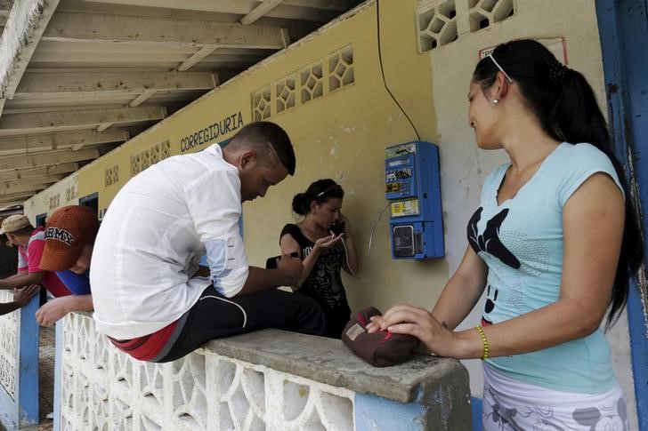 © Reuters. الاكوادور تفرض على المواطنين الكوبيين تأشيرة لدخول اراضيها