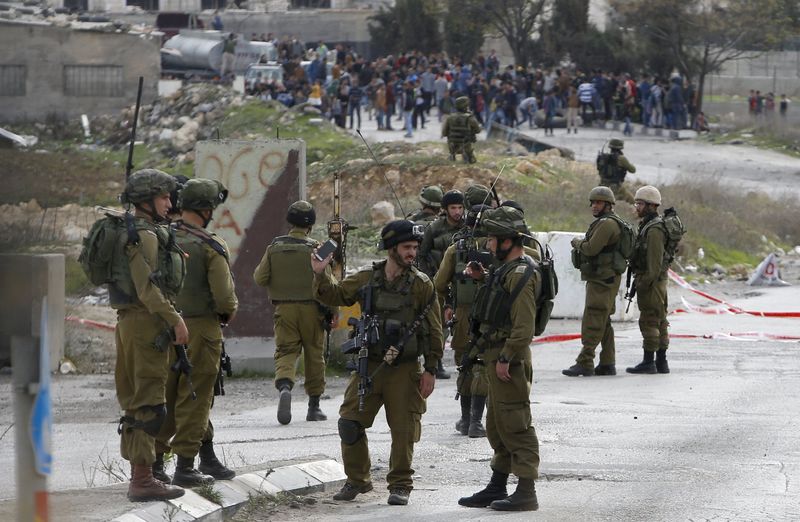 © Reuters. الشرطة الاسرائيلية: مقتل فلسطيني دهس جنودا بسيارته