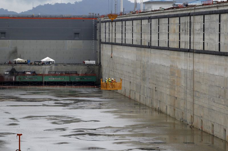 © Reuters. La ampliación del Canal de Panamá podría sufrir nuevo retraso 
