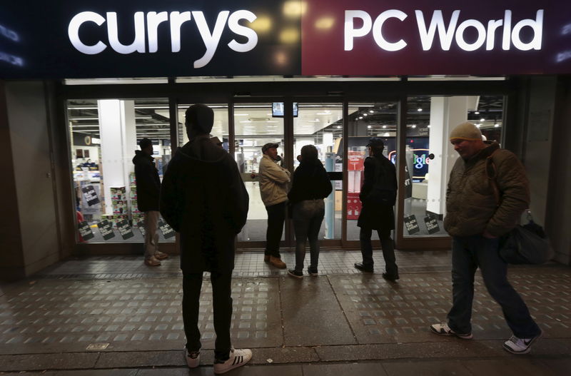 © Reuters. People wait outside a Currys PC World shop before the early opening of the Black Friday sales on Tottenham Court Road in London
