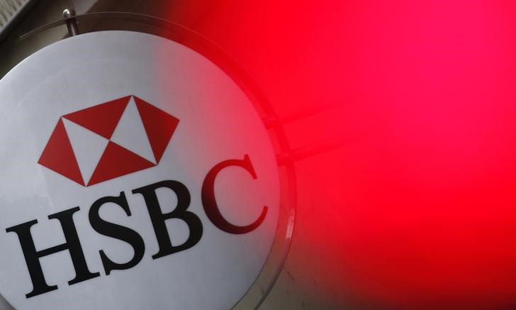 © Reuters. A traffic light shines red near the HSBC bank logo in Paris