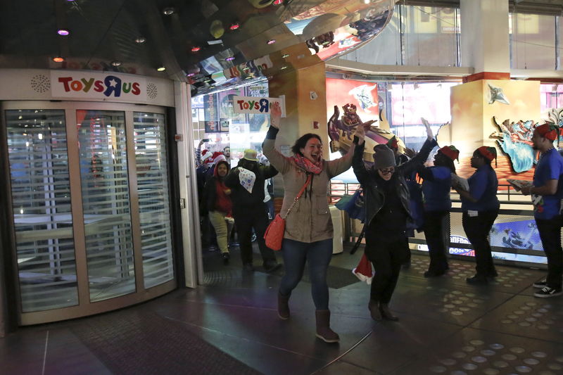 © Reuters. Some of the first customers enter Toys "R" Us Times Square store during the early opening of the Black Friday sales in the Manhattan borough of New York