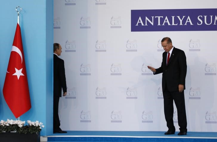 © Reuters. Президенты России и Турции Владимир Путин и Тайип Эрдоган на саммите G20 в Анталье
