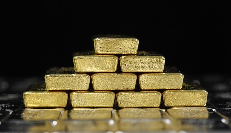 © Reuters. Слитки золота и серебра на заводе 'Oegussa' в Вене 