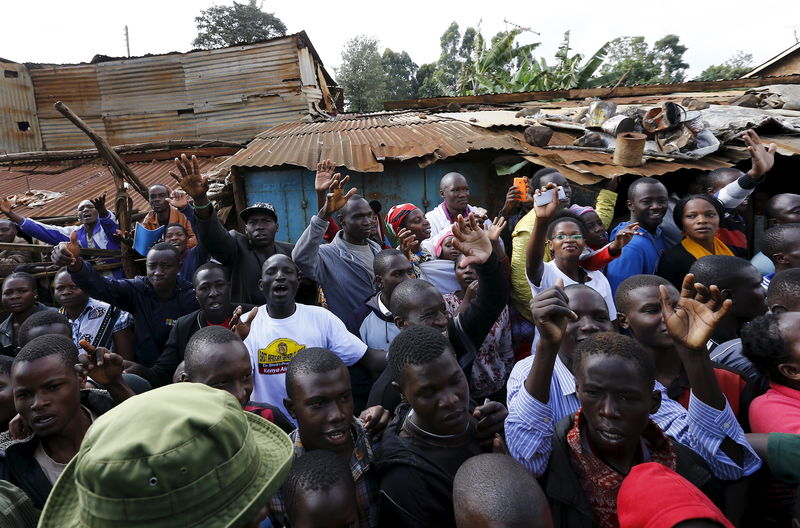 © Reuters. البابا في أفريقيا يصف الاحياء الفقيرة بأنها "جروح" نجمت عن عدم المساواة