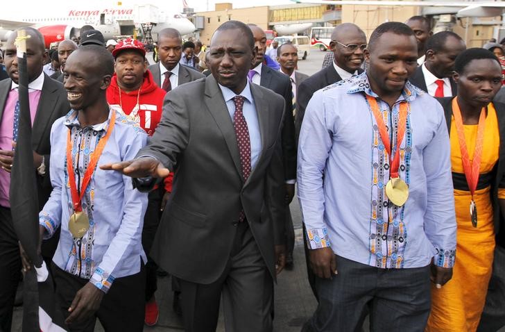 © Reuters. Kenya's Deputy President Ruto welcomes the national athletics team at the Jomo Kenyatta airport in Nairobi