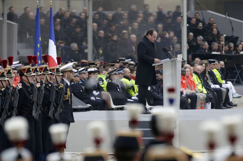 © Reuters. HOLLANDE PROMET DE DÉTRUIRE L'ÉTAT ISLAMIQUE, LORS D'UN HOMMAGE NATIONAL