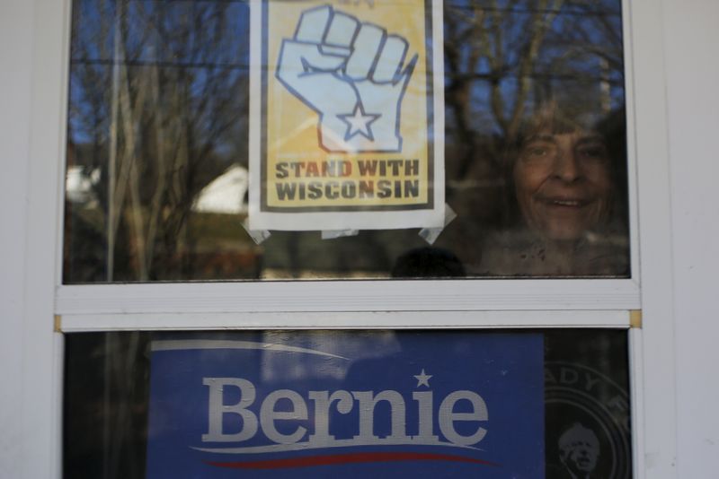 © Reuters. Retired IBEW member and supporter of U.S. Democratic presidential candidate Bernie Sanders Linda Horan looks out from her front door in Alstead