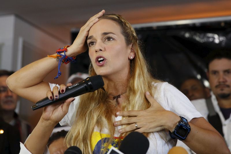© Reuters. Lilian Tintori, wife of jailed opposition leader Leopoldo Lopez, speaks during a news conference in Caracas