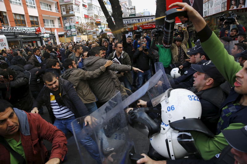 © Reuters. اعتقال صحفيين تركيين يلقى احتجاجات في الداخل والخارج