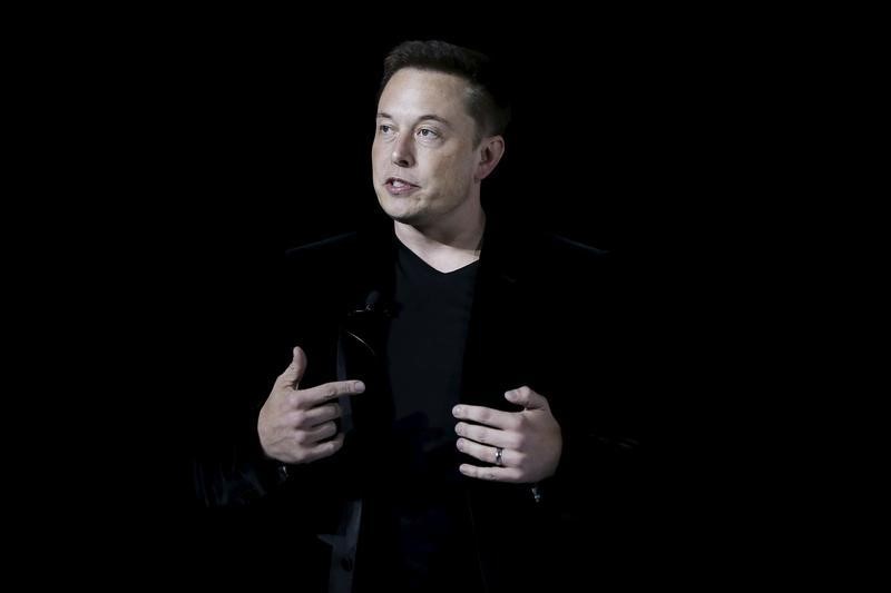 © Reuters. Tesla Motors CEO Elon Musk delivers Model X electric sports-utility vehicles during a presentation in Fremont