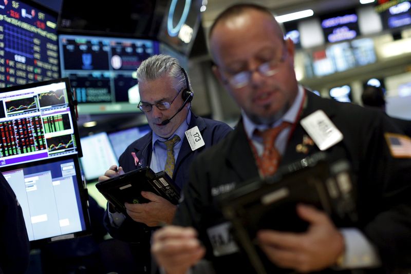 © Reuters. أسهم أمريكا تغلق دون تغير يذكر مع ترقب المستثمرين لمبيعات العطلة