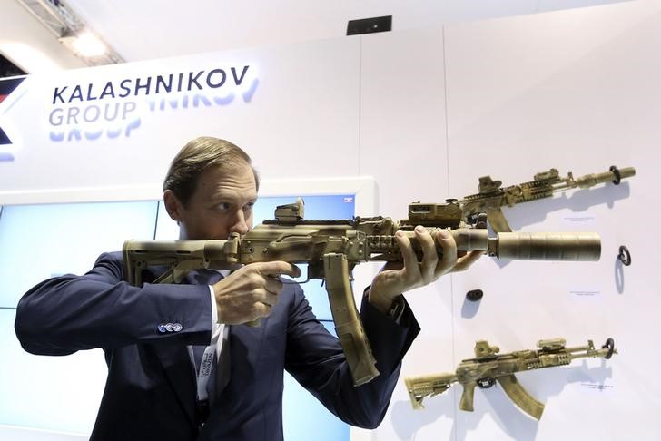 © Reuters. Russian Industry and Trade Minister Manturov aims a weapon during the International Defence Exhibition in Abu Dhabi