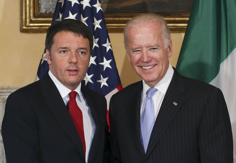 © Reuters. Matteo Renzi e Joe Biden a Villa Taverna a Roma