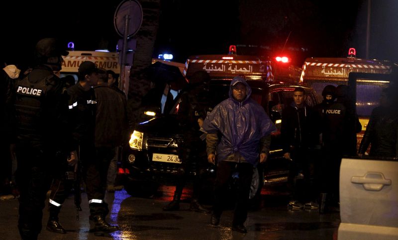 © Reuters. تونس تبحث عن ثلاثة متشددين لصلتهم بالهجوم على حافلة الحرس الرئاسي