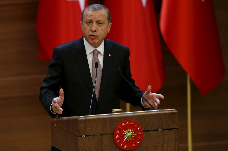 © Reuters. Turkish President Erdogan makes a speech during his meeting with mukhtars at the Presidential Palace in Ankara, Turkey,